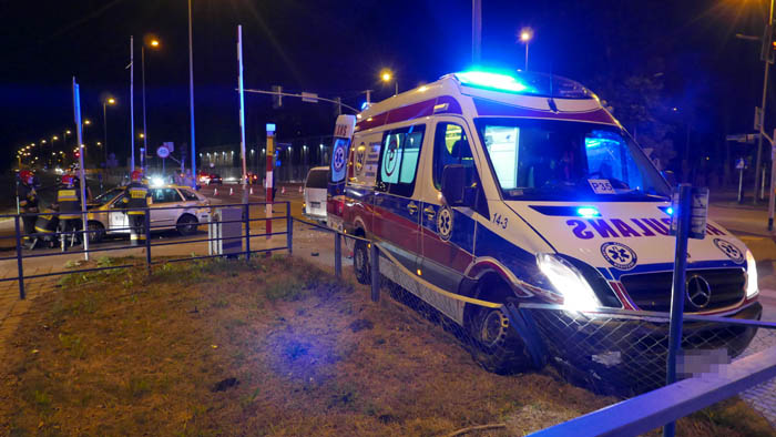Zderzenie ambulansu i taksówki