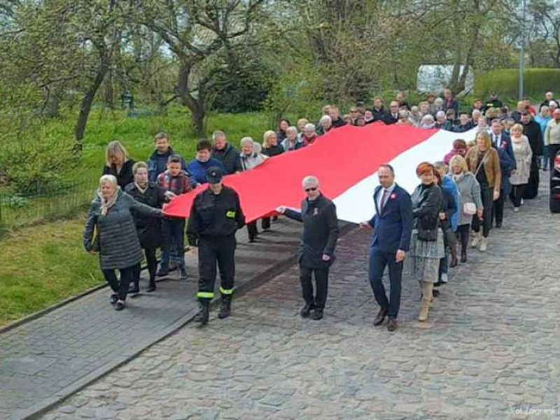10-metrowa flaga w Dygowie - tak świętowano 3 maj [video]