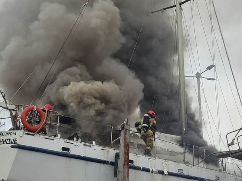 Jacht spłonął, z ogniem walczą strażacy z terenu powiatu