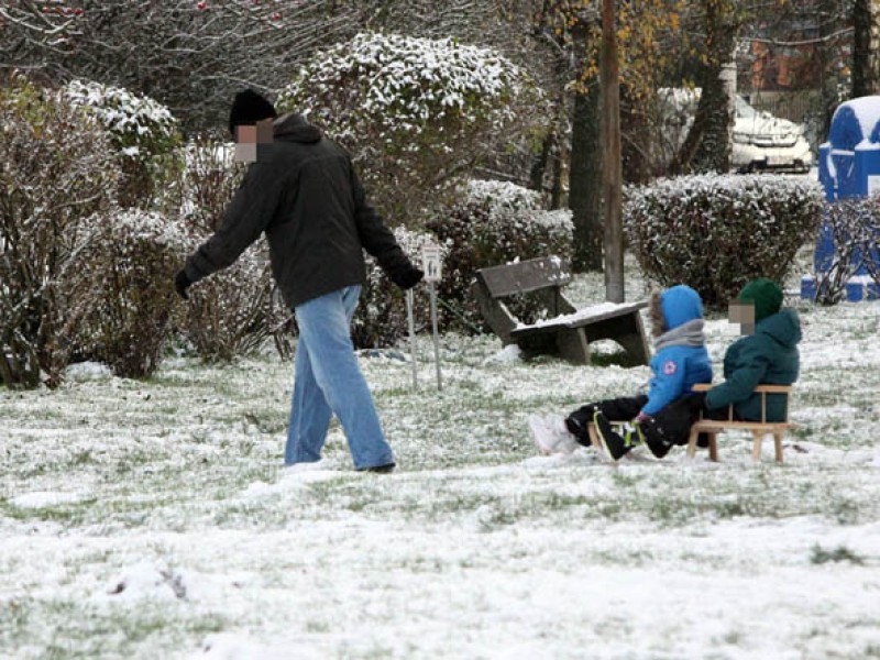Spadł pierwszy śnieg, największa radość wśród najmłodszych [foto]