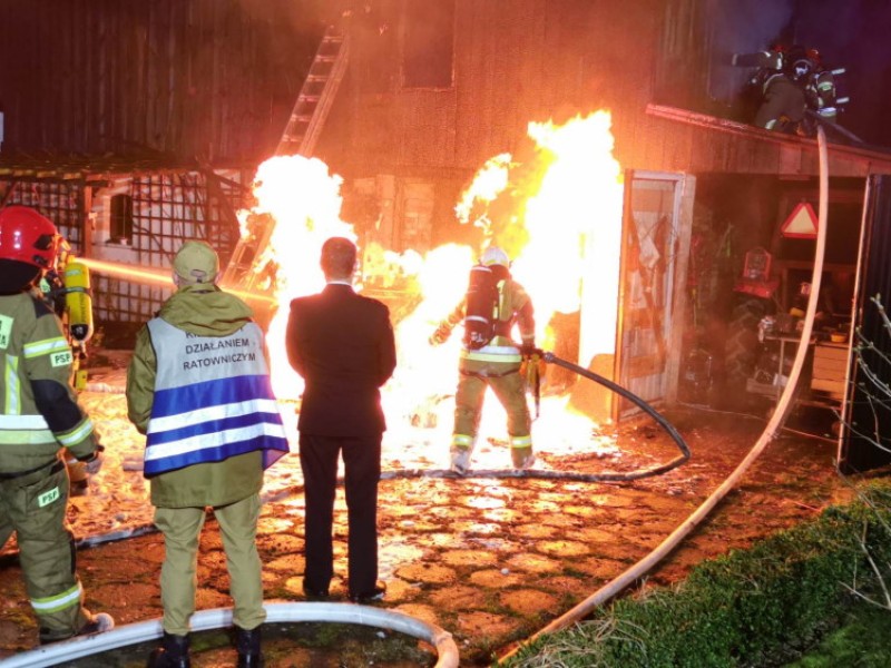 Pożar samochodu i budynku gospodarczego w Zieleniewie [foto/wideo]