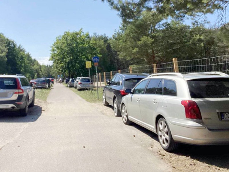 Mandaty dla kierowców parkujących na drodze do Dźwirzyna