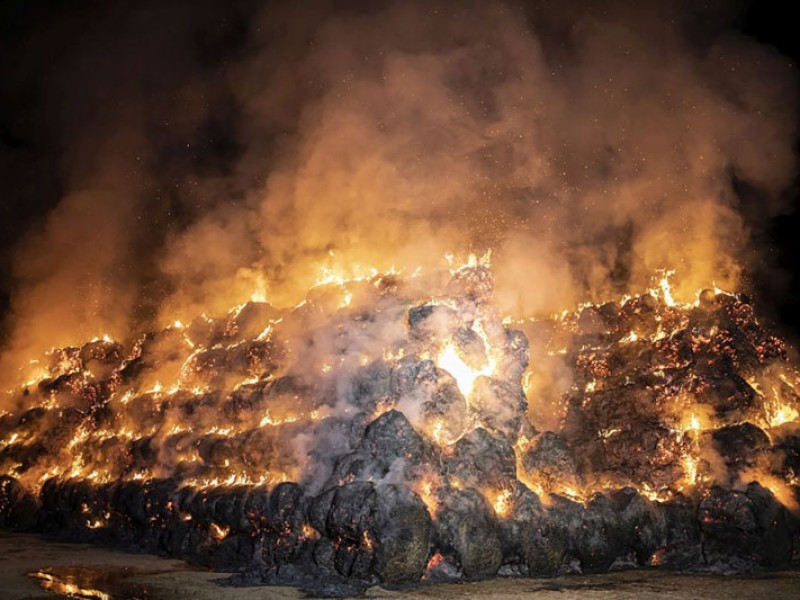 Spłonęło 3 tysiące balotów słomy, jest apel o pomoc dla gospodarstwa