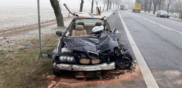 Wypadek w Leszczynie - zniszczone BMW